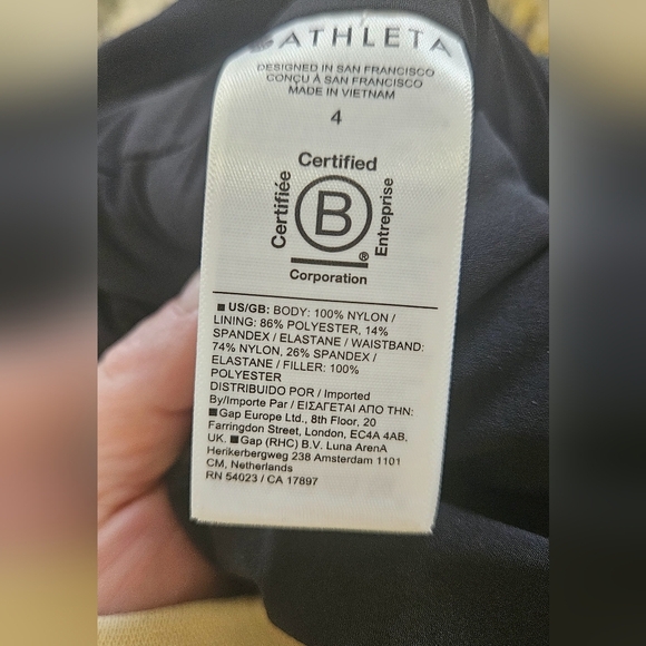 ATHLETA Apres Ski quilted Short Zip Pockets in black. Size 4 - Picture 13 of 15